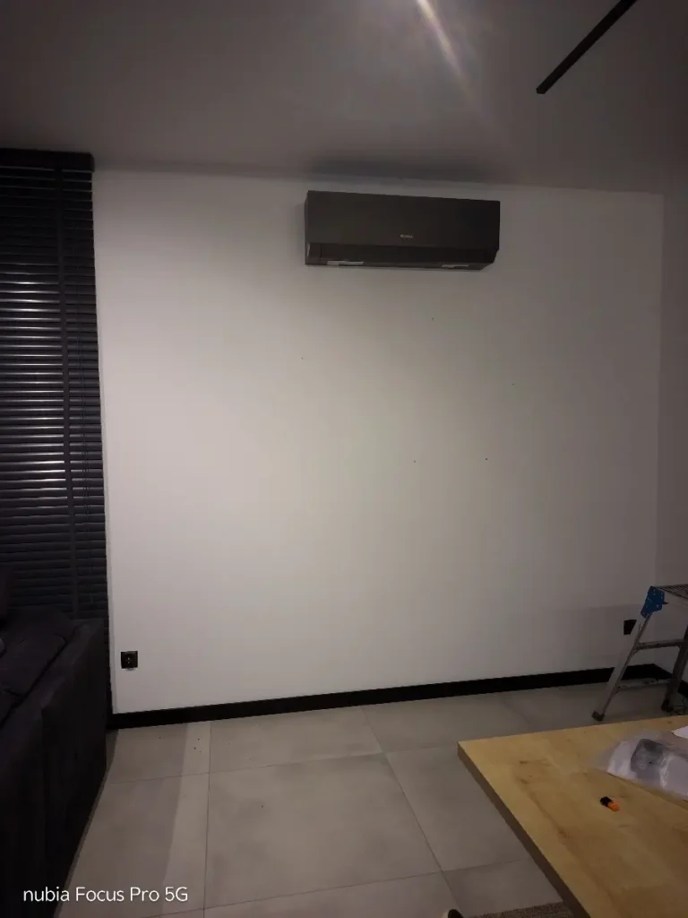 Instalacja klimatyzacji Gree Clivia Satin Black 5,0 kW w domu jednorodzinnym koło Lublina.