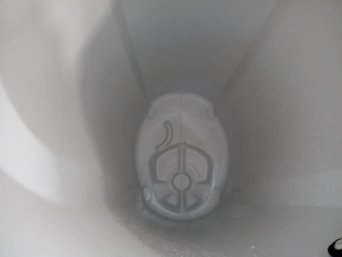 Pusty i wyczyszczony zbiornik solanki (zbiornik soli) zmiękczacza wody.