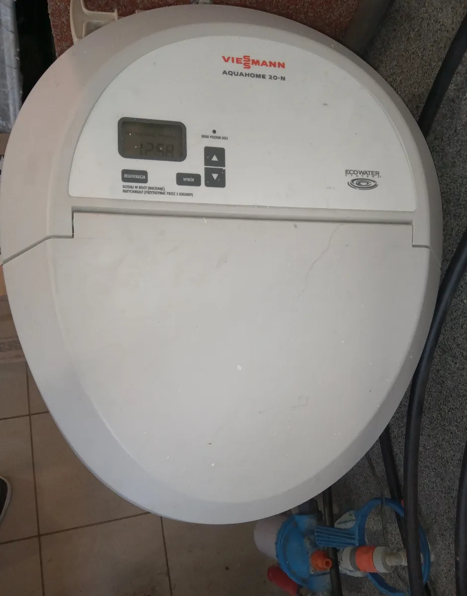 Panel sterujący zmiękczacza wody Viessmann Aquahome 20-N z widocznym wyświetlaczem. Serwis zmiękczacza wody Viessmann Aquahome Lublin.