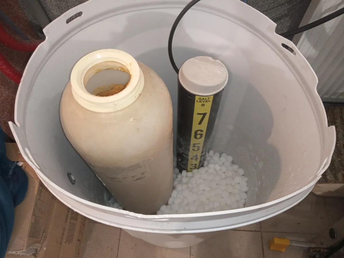 Wnętrze zmiękczacza wody Viessmann Aquahome z odsłoniętą butlą ciśnieniową z żywicą jonowymienną.