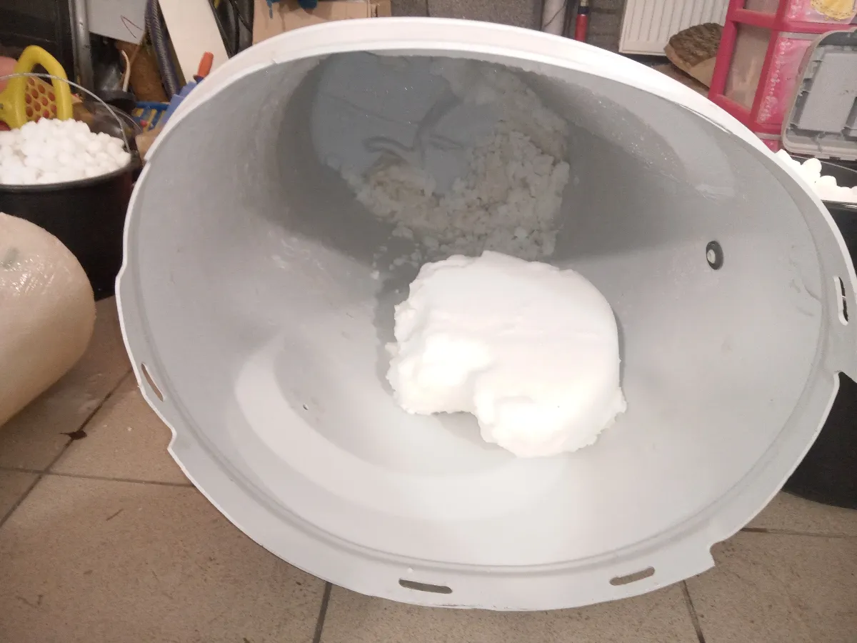 Zbrylona, twarda sól zalegająca na dole zbiornika solanki zmiękczacza wody.